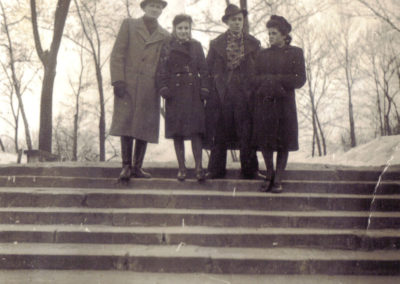 Na schodach prawdopodobnie Park Bednarskiego – od lewej : Tadeusz Woźniczka +23.11.1943 Harcerz Szarych Szeregów żołnierz podgórskiego plutonu „Alicja” AK – Zofia Chałatkówna – Marian Niżnik +27.01.1944 , żołnierz podgórskiego plutonu „Alicja” AK, skierowany do zakładów mieleckich w celu uzyskania informacji o produkcji rakiet V1 – Dh. Sz.Sz. Ziuta Michalska. Z archiwum Mariusza Undasa.