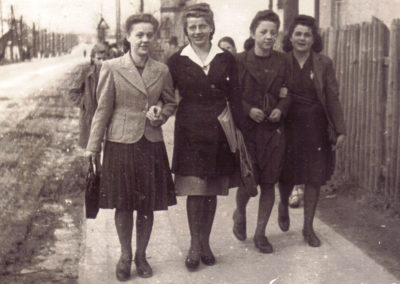 Łagiewniki – rogatki – ul. Zakopiańska w oddali ul. Wadowicka przed 1944 r. od lewej : Zośka Kłodowska – Dh. Sz.Sz. Hanka Marszałek – Dh. Sz.Sz. Kryśka Kłodowska – Dh. Sz.Sz. Ziuta Michalska. Z archiwum Mariusza Undasa.