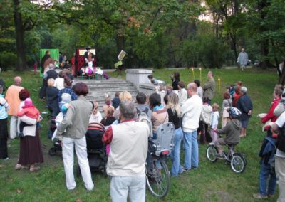 Wieczorynka w Parku Bednarskiego w wykonaniu dzieci ze szkoły przy ul. Stromej.