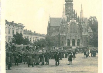 Kolumna Wehrmachtu na Rynku Podgórskim - zdjęcie wykonane prawdopodobnie późną jesienią 1939 roku. Z archiwum Marcina Słomskiego.