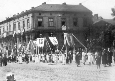 Procesja Bożego Ciała z 1953 roku z kościoła św. Józefa od ul. Parkowej. Procesje odbywały się w niedziele po dniu Bożego Ciała i szły dookoła Rynku. W Podgórzu odbywały się także (zawsze jak pamiętam po wojnie) procesje z tej okazji z kościoła NMP Nieustającej Pomocy w święto Bożego Ciała (a więc w czwartek) po południu. Procesja szła od kościoła ulicami Zamoyskiego, Smolki i Podskale. Z Archiwum Tadeusza Pałki.