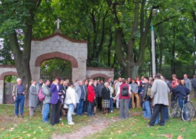 Zbiórka przed starym cmentarzem Podgórskim.