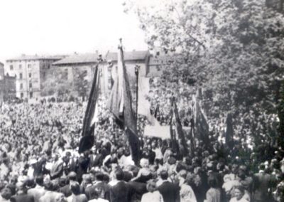 Procesja Bożego Ciała z 1953 roku z kościoła św. Józefa od ul. Parkowej. Widok na północną pierzeję Rynku. Z Archiwum Tadeusza Pałki.