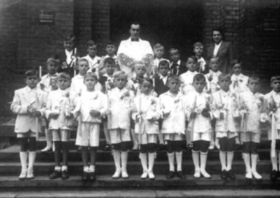 Komunijna klasa III a ze szkoły im. J. Poniatowskiego na stopniach kościoła redemptorystów, rok 1946. Na fotografii m. in. wspaniały człowiek, polonistka, wychowawczyni klasy Pani Anna Stalmachowa oraz ksiądz katecheta Lasskowski. Z archiwum Tadeusza Pałki.