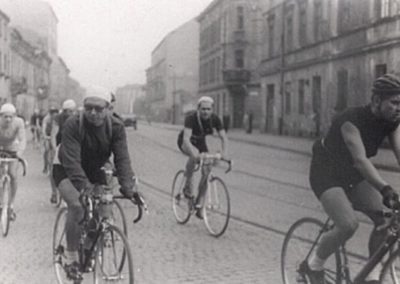 Kolarze wyścigu pokoju (a może Dookoła Polski) ulicą Kalwaryjską na strat lotny. Rok ok. 1952. Po prawej wylot ul. Stromej. Z archiwum Tadeusza Pałki.