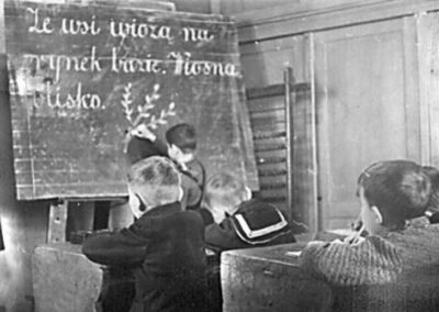 Zdjęcie podczas lekcji klasy II a szkoły im. J. Poniatowskiego przy ul. Zamoyskiego 58. Widoczne duże liczydło na którym już nie uczono liczyć. Rok 1945. Z archiwum Tadeusza Pałki.