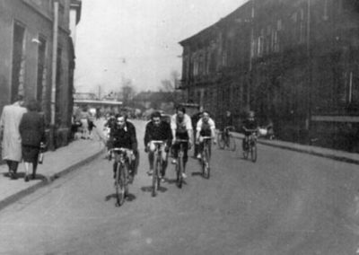 Licealiści IV Liceum im. T. Kościuszki w Podgórzu na rowerach na ul. Targowej przy Pl. Bohaterów Getta. Zdjęcie Zorką zrobiłem ja. Z archiwum Tadeusza Pałki.