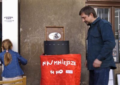 Galeria Ewa prezentuje najmniejsze kino świata, gościnnie na podwórku przy ul. Józefińskiej, 2006