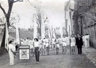 Włókniarz przed budynkiem podgórskiego Sokoła. Z archiwum Michała Sokołowskiego.