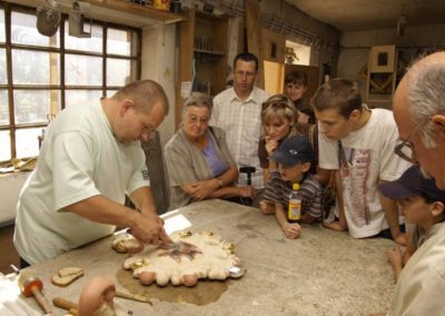 Pokaz złocenia w pracowni p. Konrada Ossolińskiego, 2006.