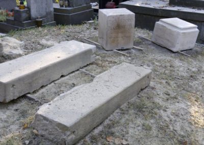 Początki prac renowacyjnych nagrobka Zygmusia Denko (kwt. IIIa wsch., grób 2). Oczyszczony kamień. Rok 2007.