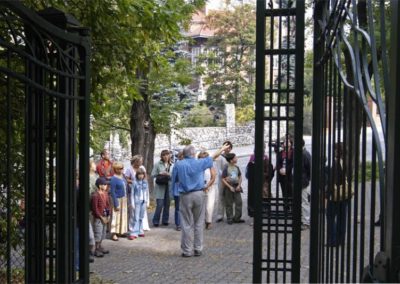 Przed bramą Parku Bednarskiego p. Jarosław Żółciak opowiada o Placu na Zbóju, 2006.