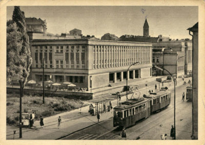 Budynek KS Korona, widoczny tramwaj i saturator, w tle wież kościoła Redemptorystów, lata 1960.