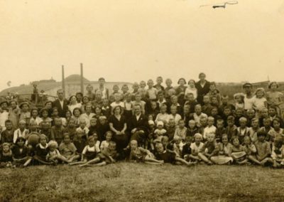 Półkolonie Sokoła na Krzemionkach, widoczny fort i kopiec Krakusa, 31.08. 1933.