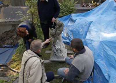 Ekipa konserwatorska podczas prac nad renowacja rzeźby aniołka z nagrobka Zygmusia Denko (kwt. IIIa wsch., grób 2). Rok 2007.