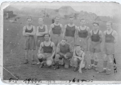 Ziutek Kościelny z kolegami na stadionie Garbarni na Ludwinowie, maj 1944 r. Archiwum Wojtka Prostackiego.