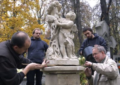 Instalowanie odnowionej rzeźby aniołka na cokole nagrobka Zygmusia Denko (kwt. IIIa wsch., grób 2). Rok 2007.