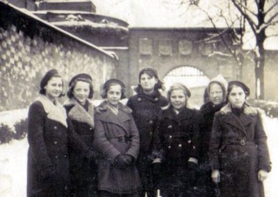 Spacer na Wawel uczennic Szkoły Powszechnej w Borku Fałęckim - zima 1938/1939. Z archiwum Mariusza Undasa.