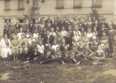 Przed Szkołą Powszechną w Borku Fałęckim - ok. 1939 r., nauczyciele - p. Kadulski, p. dyr Karol Szczerbiński, ks. Władysław Dercz. Z archiwum Mariusza Undasa.