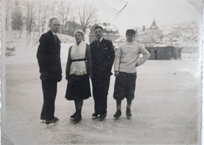 Grupa łyżwiarzy na ślizgawce w Parku Bednarskiego, lata 1930. Z archiwum Pawła Kubisztala.