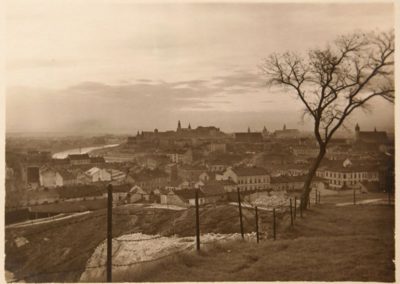 Widok z Krzemionek na zakole Wisły ze Wzgórzem Wawelskim. Według opisu: 22.04.1939 r., po zachodzie słońca.