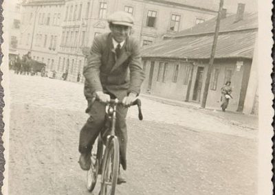 Stanisław Badura w drodze do domu, ul. Wielicka, rok 1938. Z archiwum Pawła Kubisztala.