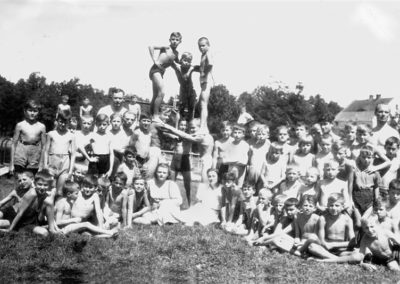 Kolonia w Henrykowie na Dolnym Śląsku uczniów szkół podgórskich na Zamojskiego i Ludwinowie. Rok 1948. Z archiwum Tadeusza Pałki.