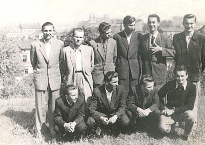 Maturzyści IV Liceum im. Tadeusza Kościuszki w r.1954 na Krzemionkach tuż obok ówczesnego budynku Liceum przy ul. Zamojskiego. Z archiwum Tadeusza Pałki.