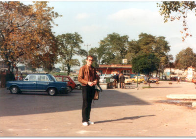 Widok na Plac Bohaterów Getta. W tle widać stacje paliw CPN, wcześniej w tym miejscu przed wojną był dworzec autobusowy. Rok 1981. Z archiwum Dariusza Gierasińskiego.