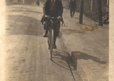 Adam Żurek (młodszy brat Kazimierza) na ul. Wielickiej, w drodze do centrum, z prawej zabudowania wapiennika miejskiego, lata 1920. Z archiwum Dariusza Rywczaka.