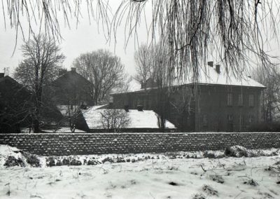 Ul Przedwiośnie i Czackiego, widoczna chata gdzie teraz hotel Wilga i obecne liceum wtedy dom kultury w remoncie przed podniesieniem dachu, zima 1990-91. Z archiwum AJC.