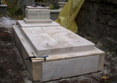 Grobowiec rodziny Sokołów - kwt. IV a, płd, grób 8 lub 9. Podczas prac. Rok 2011.