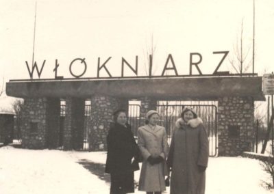 rama obecnego stadionu KS Korona, Na zdjęciu od lewej: Elżbieta Rusinowska, Halina Żurek i Janina Żurek. Poł. lat 1950. Z archiwum Dariusza Rywczaka.