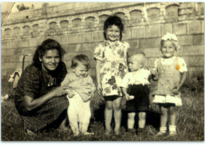 Gromada dzieciaków gdzieś pod bulwarami wiślanymi, wczesne lata 1950. Z archiwum Dariusza Gierasińskiego.