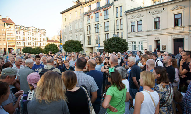 Spacer i mural przypominają historię Liberatora