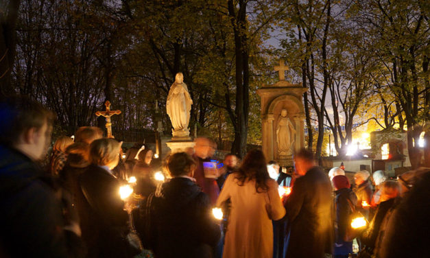 W Dzień Zaduszny na Starym Cmentarzu Podgórskim