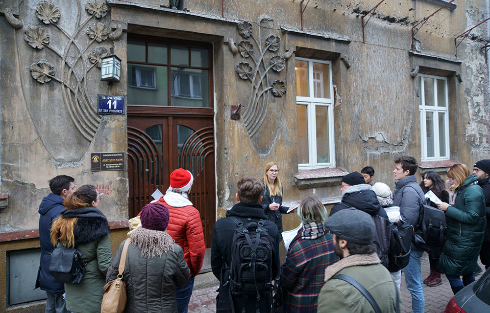 Studenci odkrywają sztukę na ulicach Podgórza