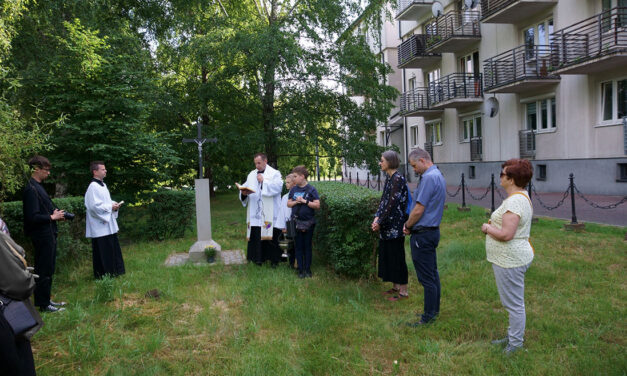 Poświęcenie krzyża na cmentarzu cholerycznym w Płaszowie