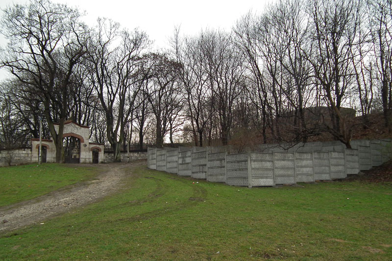 Zgadkowy betonowy mur